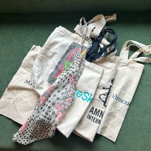 Assorted tote bags (6)